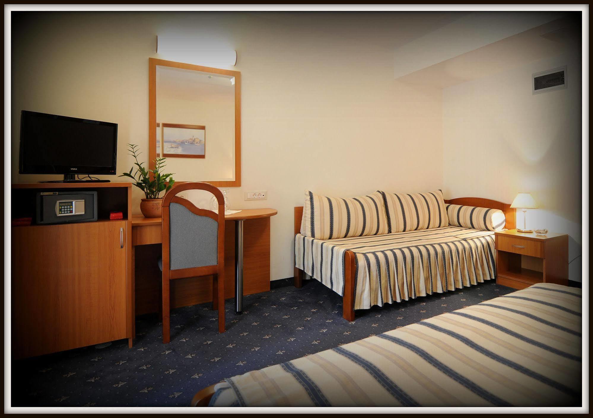Hotel Rosina Makarska Luaran gambar